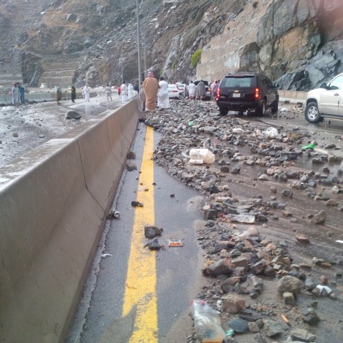 الأمطار تغلق «عقبة الهدا» بعد سقوط الصخور على الطريق