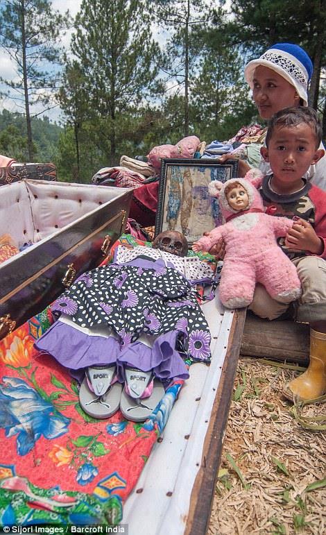 قرية إندونيسية تستخرج موتاها من القبو