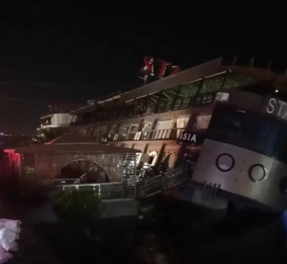 غرق مطعم عائم في النيل بمدينة المنصورة غرق مطعم عائم في النيل بمدينة المنصورة