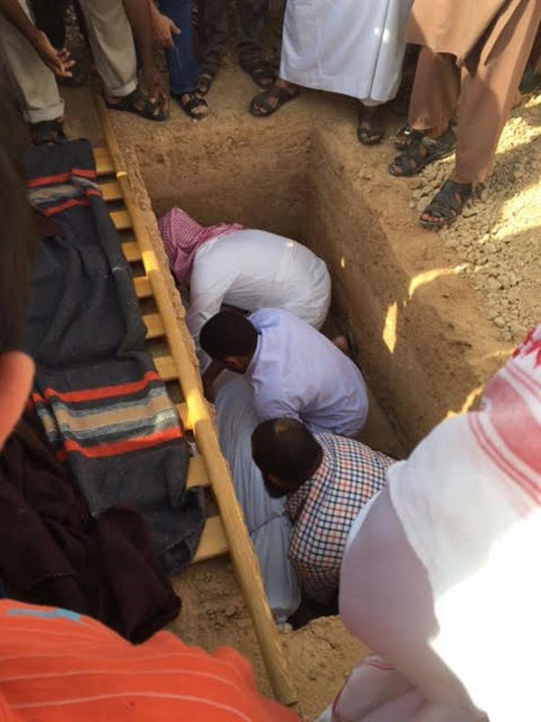 بالصور.. جموع غفيرة تشيع جثمان عامل الوجبات الهندي المقتول بالأفلاج