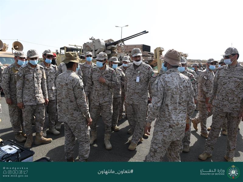شاهد.. قائد القوات المشتركة المكلف يتفقد الوحدات المرابطة بالحد الجنوبي شاهد.. قائد القوات المشتركة المكلف يتفقد الوحدات المرابطة بالحد الجنوبي