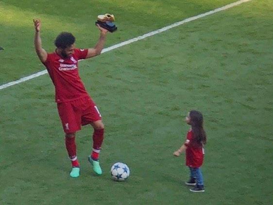 محمد صلاح الهداف التاريخي لـ"البريميرليغ".. شاهد احتفاله بالجائزة مع ابنته وزوجته