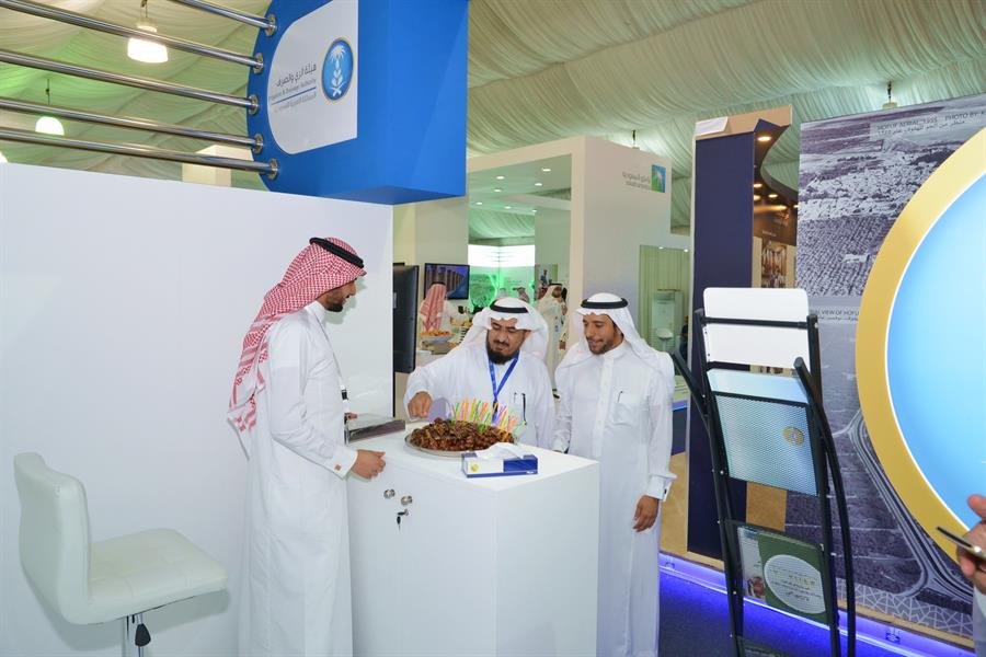 افتتح صاحب السمو الملكي الامير سعود بن نايف بن عبدالعزيزمنتدى الاحساء للإستثمار والمنعقد 