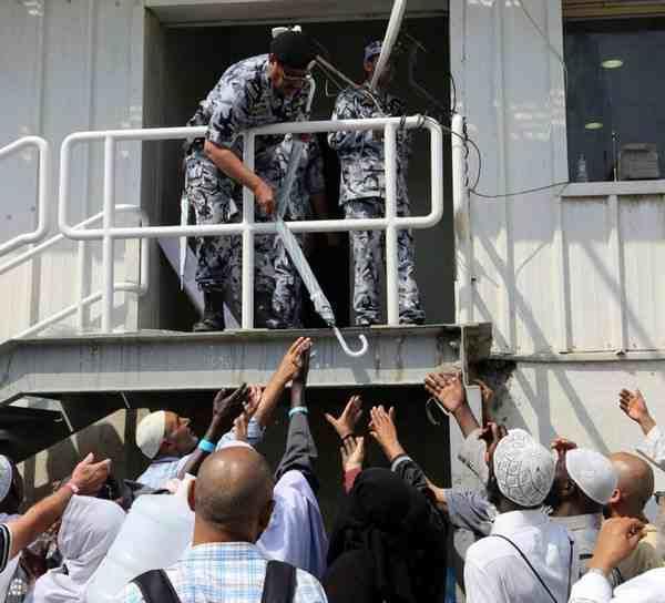 صور ترصد إنسانية رجال الأمن بجانب تطبيق النظام خلال الحج
