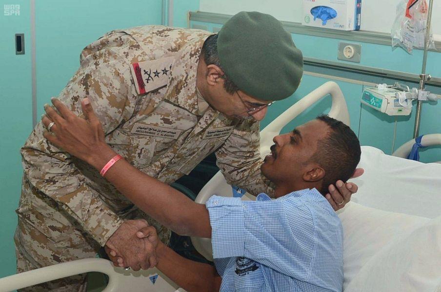 رئيس هيئة الأركان العامة يعايد مصابي القوات المسلحة رئيس هيئة الأركان العامة يعايد مصابي القوات المسلحة