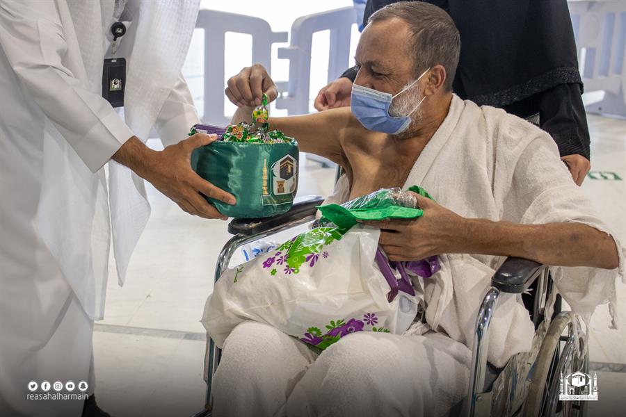 احتفالًا باليوم الوطني.. توزيع الهدايا على قاصدي المسجد الحرام