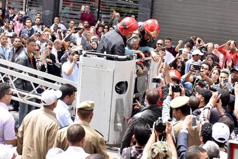 شاهد.. تجمهر الناس حول عجوز مقهورة تحاول الانتحار في المغرب وتصفيقهم لها يقنعها بالنزول