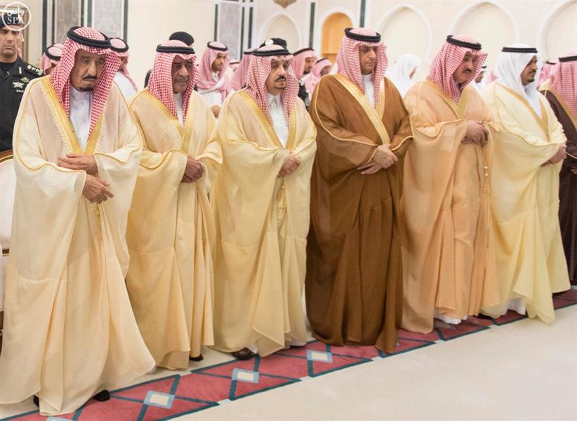 خادم الحرمين يؤدي صلاة الميت على أمير 