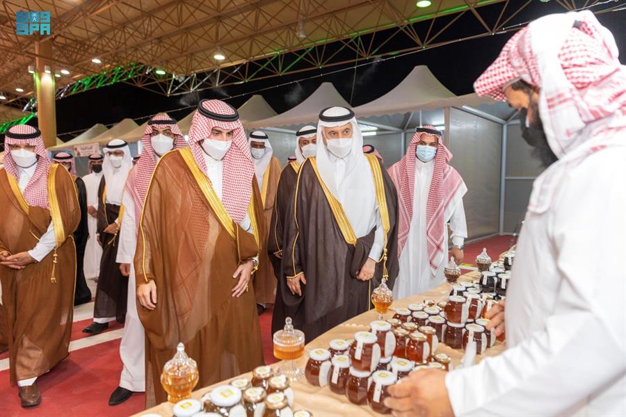 أمير الجوف يدشّن مهرجان التمر والعسل بدومة الجندل (صور) أمير الجوف يدشّن مهرجان التمر والعسل بدومة الجندل (صور)
