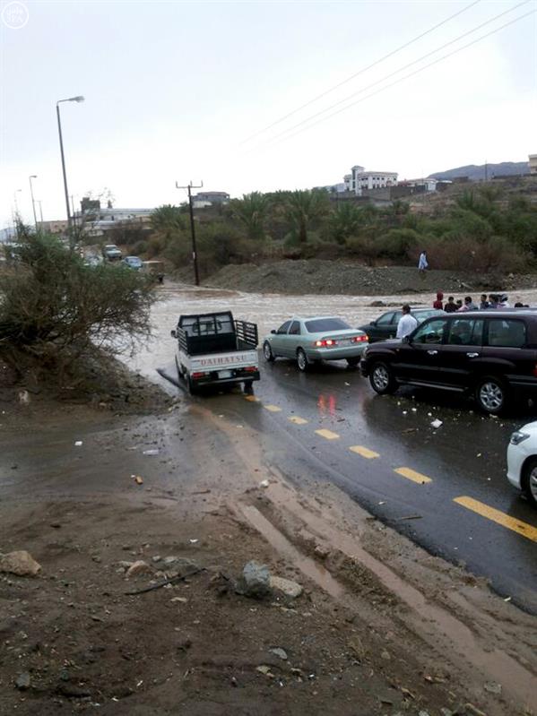 مدني الباحة ينقذ 11 مركبة محتجزة خلال أمطار الـ 48 ساعة