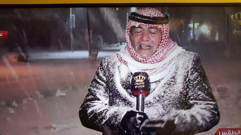 غطت مراسل التلفزيون.. الأردن تساقط كثيف للثلوج.. وتأجيل رحلات والجيش يتدخل لفتح الطرق (فيديو) 