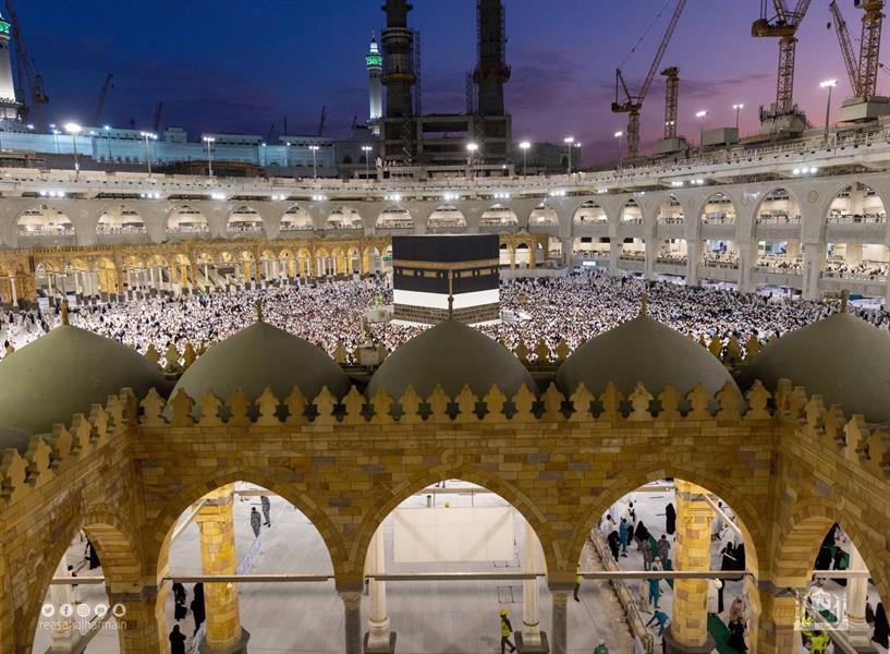 جموع المصلين يؤدون صلاة عيد الأضحى المبارك في المسجد الحرام جموع المصلين يؤدون صلاة عيد الأضحى المبارك في المسجد الحرام