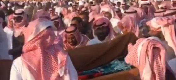 شاهد .. جوع غفيرة تشيع جثمان خميس العويران لمثواه الأخير