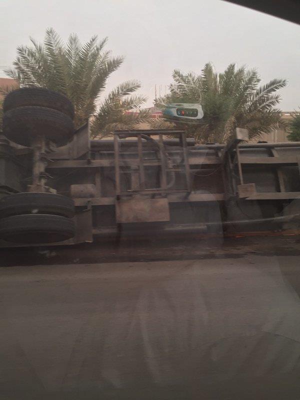 انقلاب شاحنة صرف صحي على الطريق الدائري الغربي بالرياض