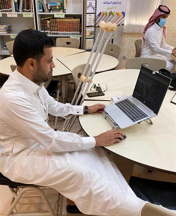 معلم بجدة يرفض الإجازة المرضية ويحضر للمدرسة على عكازين لمتابعة طلابه 