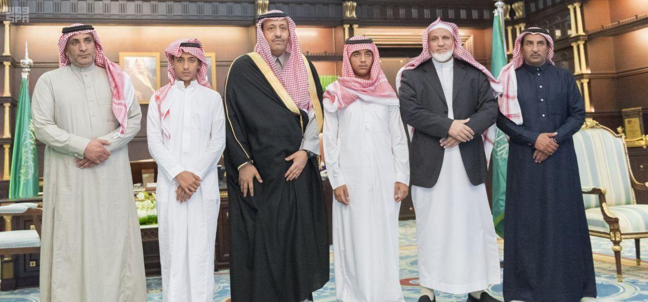 بالصور.. "أمير الباحة" يستقبل ذوي الشهيد "عبدالله الزهراني" بمكتبه بالإمارة