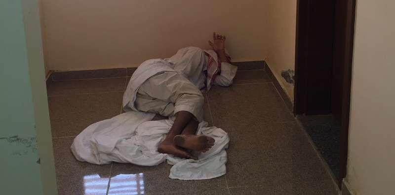 مريض يفترش ممر مستشفى القنفذة منذ عام