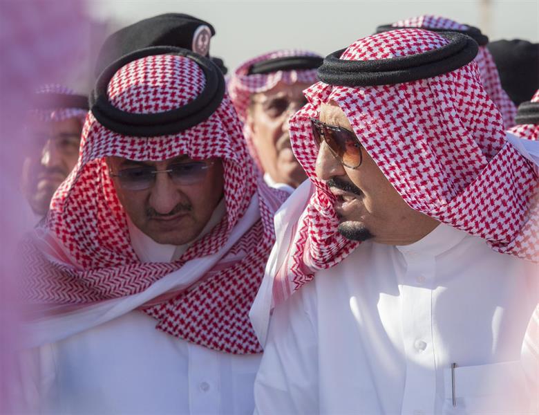 بالصور.. خادم الحرمين الشريفين يتقدم المصلين على الأمير تركي بن عبدالعزيز