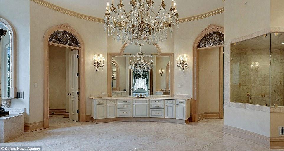 بالصور: عرض قصر فخم على شكل جيتار للبيع في أمريكا بالصور: عرض قصر فخم على شكل جيتار للبيع في أمريكا