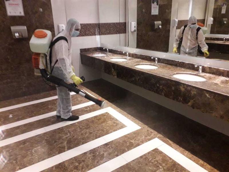 صور لأعمال التطهير والتعقيم بعد قرار إعادة فتح المراكز التجارية بجدة
