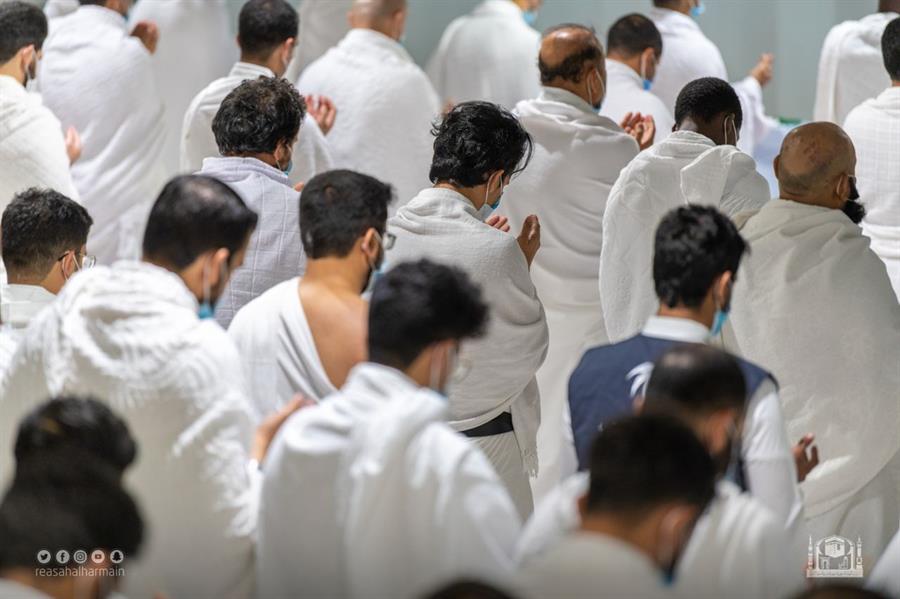 المصلون يشهدون ختم القرآن بالحرمين الشريفين وسط أجواء روحانية المصلون يشهدون ختم القرآن بالحرمين الشريفين وسط أجواء روحانية