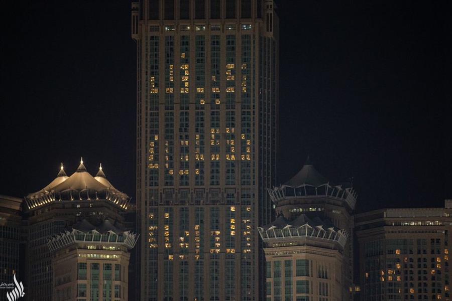  برج الساعة يُضيء بعبارة 