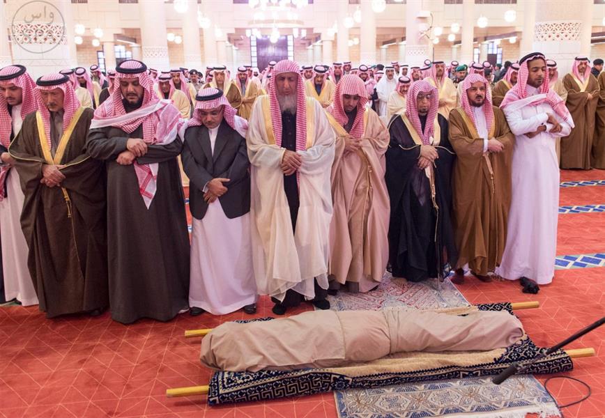 سمو ولي العهد يؤدي صلاة الميت على الامير سعد