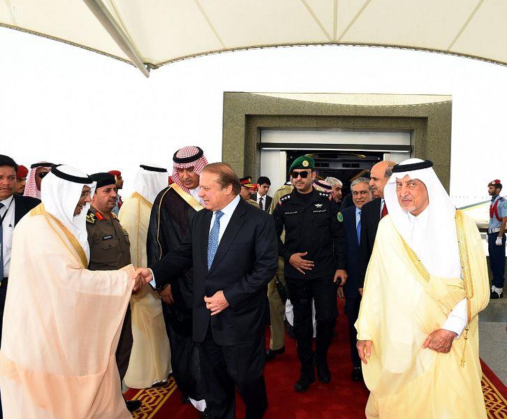 رئيس وزراء باكستان يصل جدة