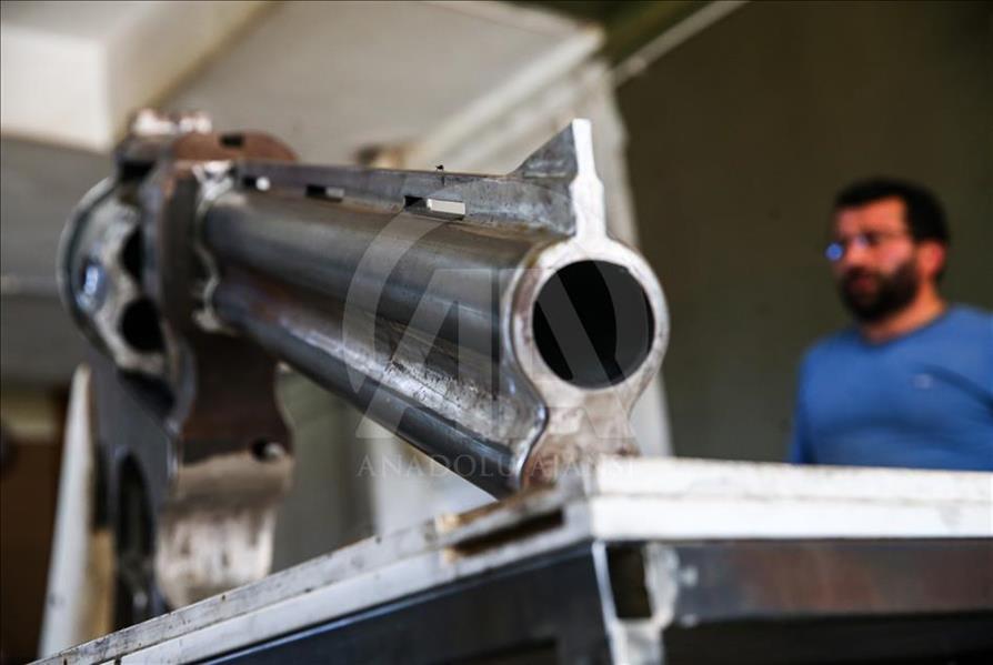 بطول 3 أمتار ووزن 100 كغ.. حداد تركي يصنع مسدسا عملاقا