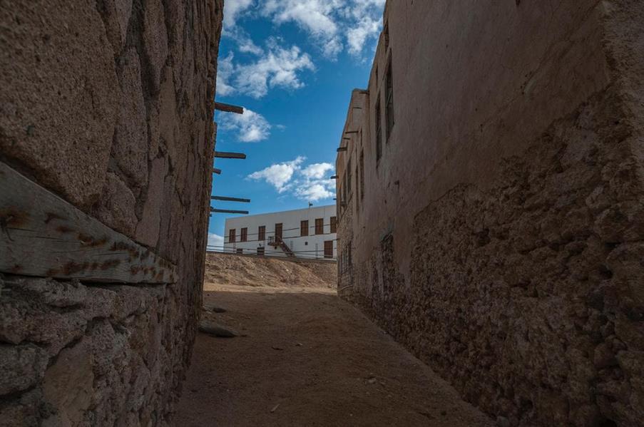 بلدة سعودية مبنية بالكامل من الطين وتطل على البحر الأحمر بلدة سعودية مبنية بالكامل من الطين وتطل على البحر الأحمر
