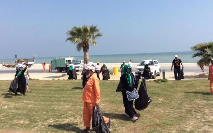 بالصور.. 100 فلبيني يتطوعون لتنظيف شاطئ العقير بالأحساء