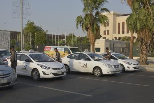 حملة مفاجئة لـ«مرور جدة» تضبط قائدي 700 سيارة أجرة مخالفة