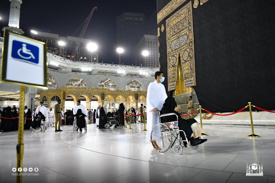 شاهد.. إقامة أول صلاة بالمسجد الحرام بكامل الطاقة الاستيعابية ودون تباعد جسدي 