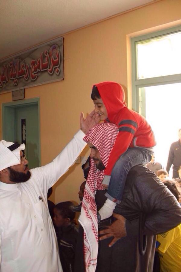 المعلم حاملا الطالب