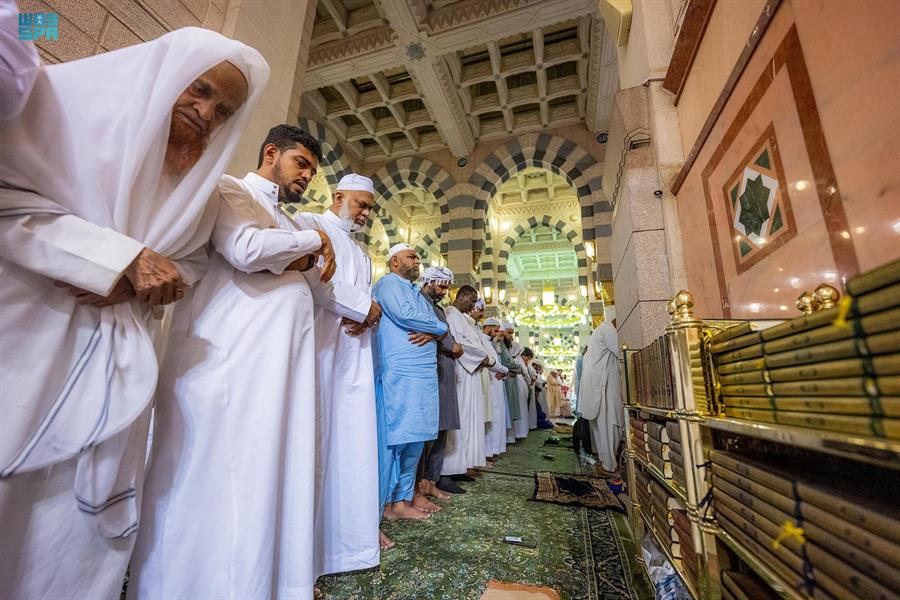 وسط أجواء إيمانية.. قاصدو المسجد الحرام والمسجد النبوي يشهدون ختم القرآن في ليلة 29 (صور) 