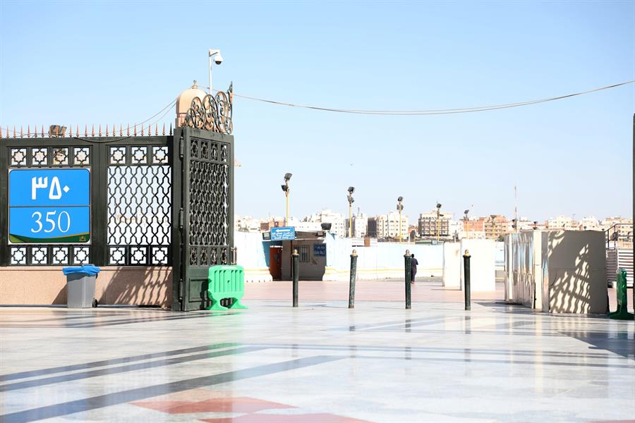 صور.. تغيير أرقام لوحات المسجد النبوي للاسترشاد والربط مع المنطقة المركزية  