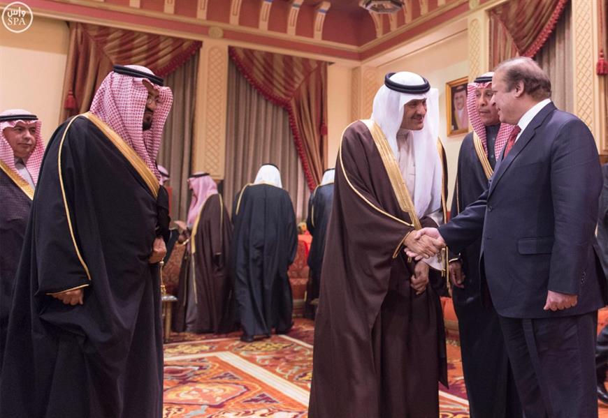 خادم الحرمين يلتقي رئيس الوزراء الباكستاني في الرياض