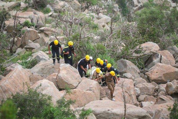 انتشال جثة رجل سقط في منطقة صخرية