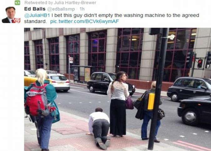 امرأة تتجوّل في شوارع لندن وتسحب رجلًا بسلسلة