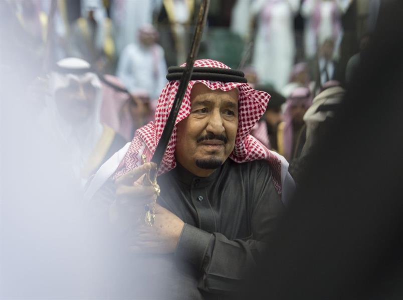 شاهد.. خادم الحرمين يشرّف حفل العرضة السعودية بـ