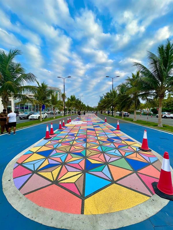 بهدف تحسين المشهد البصري.. صور تظهر تفاعل سكان جدة مع كورنيش الألوان    