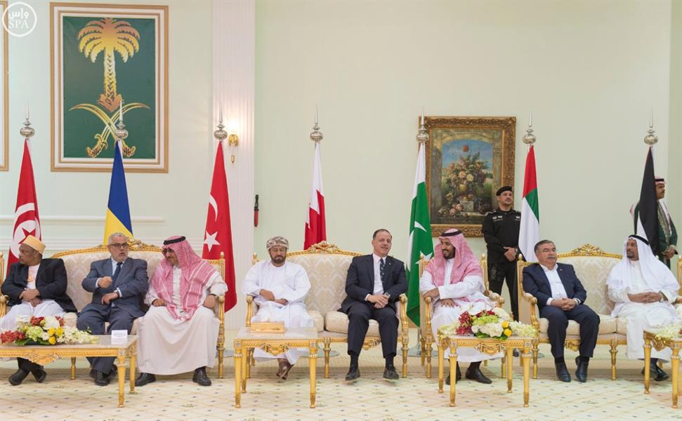 خادم الحرمين يقيم مأدبة غداء في مدينة الملك خالد العسكرية