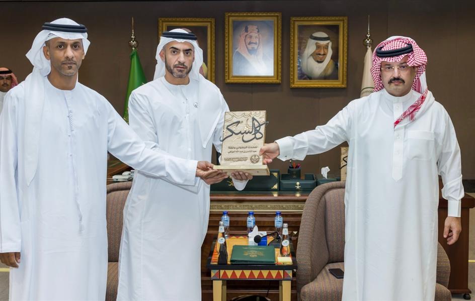 أمير عسير يكرّم إماراتيًا