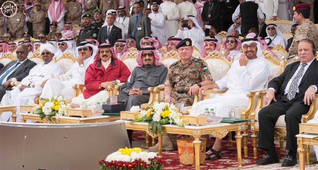 لقطات مميزة من العرض العسكري الختامي لتمرين رعد الشمال