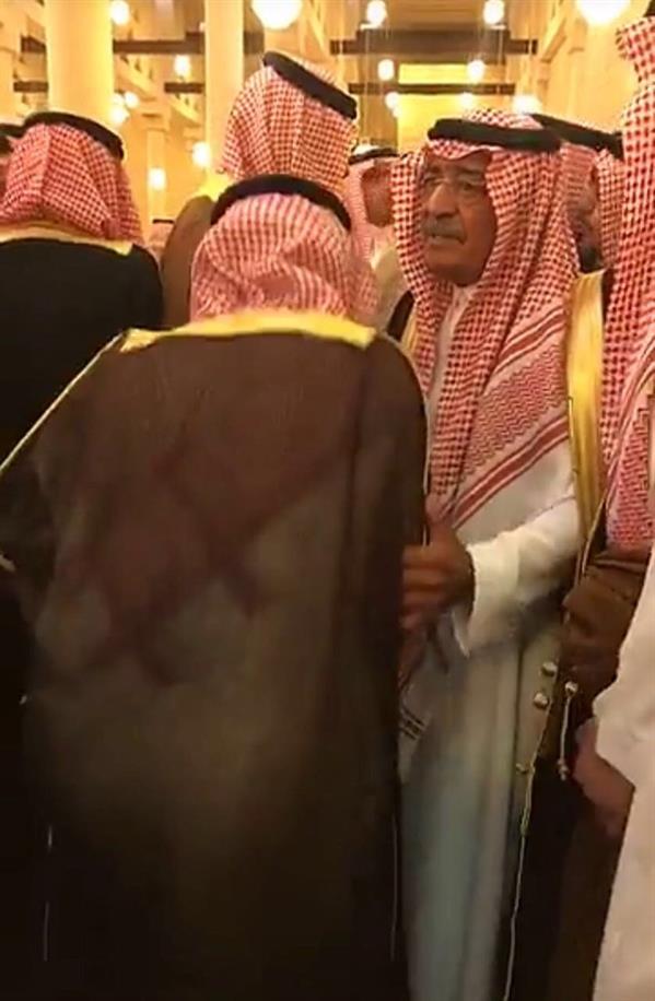 يتقدمهم والده الأمير مقرن وعشرات من الأمراء.. أداء الصلاة على الأمير منصور وتشييع جنازته (صور)