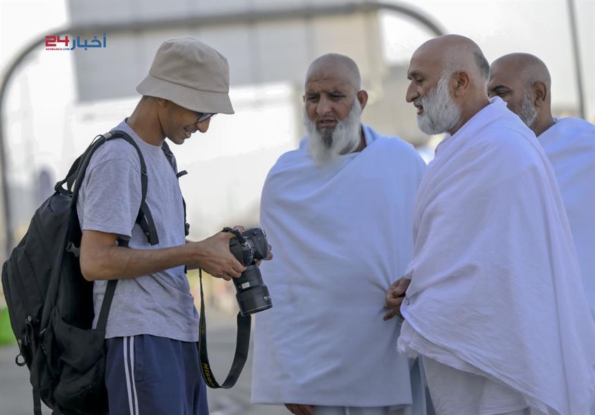 توافد الحجاج إلى مشعر منى لقضاء يوم التروية استعدادا للوقوف بعرفة غدا توافد الحجاج إلى مشعر منى لقضاء يوم التروية استعدادا للوقوف بعرفة غدا