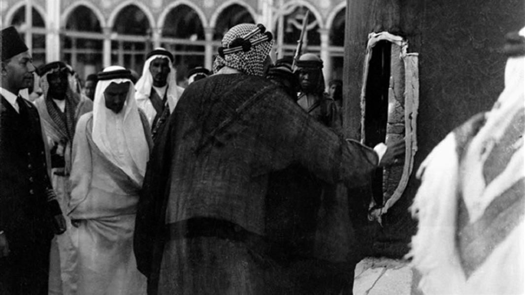 قصة محاولة اغتيال الملك عبدالعزيز في الحرم المكي قبل 86 عامًا.. ودور الملك سعود في إحباطها 