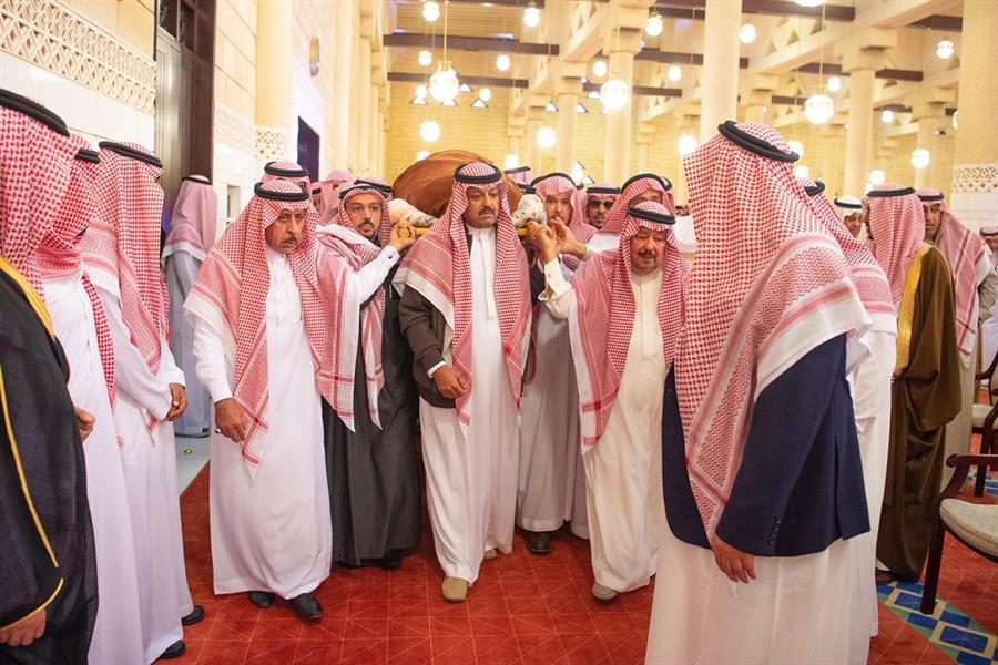 خادم الحرمين يؤدي صلاة الميت على الأمير طلال بن سعود 