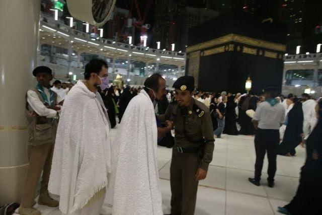 صور تظهر تفاني رجال الامن في خدمة المعتمرين وزوار الحرم