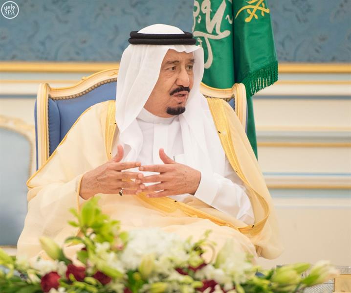 بالصور.. خادم الحرمين يستقبل عدد من الأمراء ومفتي عام المملكة وجموعاً من المواطنين